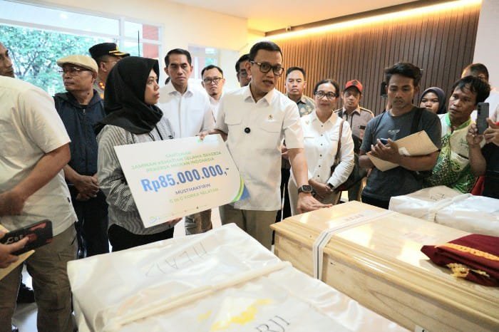 BPJS Ketenagakerjaan Serahkan Santunan Kematian Bagi Keluarga PMI Musthakfirin