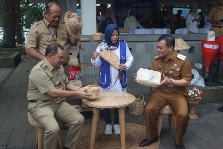 Gubernur Ahmad Luthfi Serahkan Alat Pembuat Bahan Bakar dari Eceng Gondok