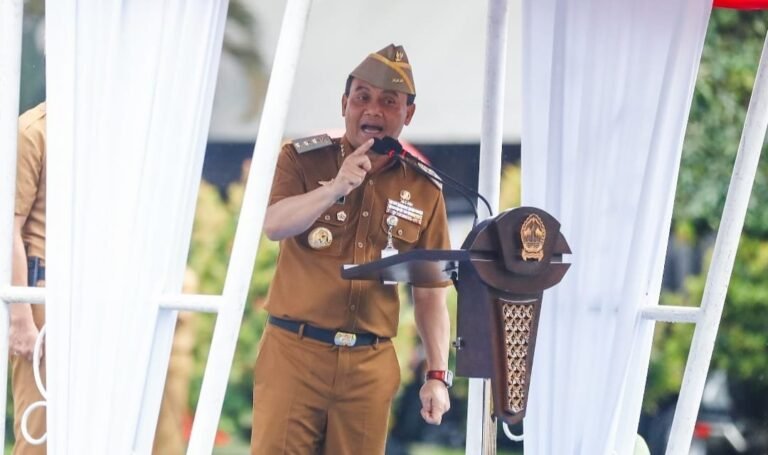 Gubenur Jateng : Ini Apel, Bukan Nonton Apel, Ayo Berdiri!