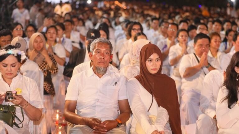 Waisak 2025, Cahaya Kedamaian Mengangkasa Bersama 2.569 Lampion di Borobudur