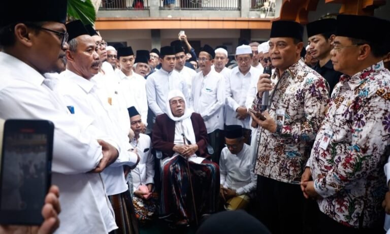 Ibu Isteri Gus Kautsar Wafat, Gubernur dan Wagub Jateng Takziyah di Lasem