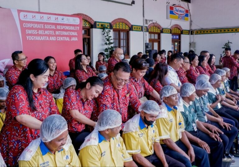 Para GM Hotel Swiss-Belhotel, Manjakan Paguyuban Porter Stasiun Tawang