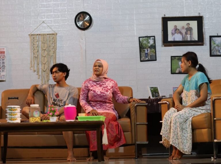 Teater Emka Pentaskan ” Mamprah ” Drama Sosial Hubungan Pasutri