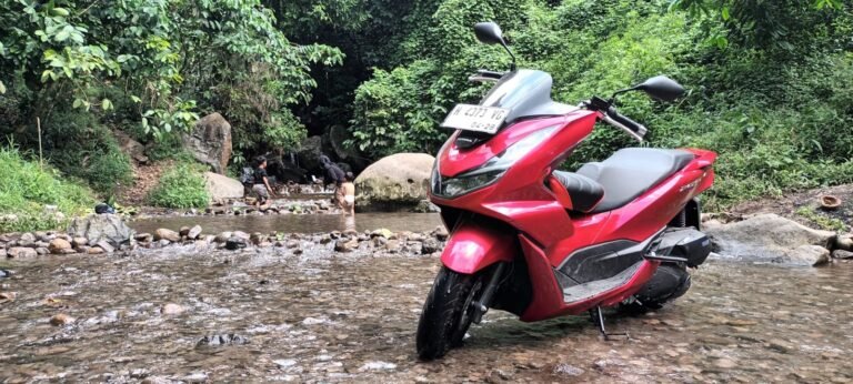 Honda PCX: Skutik Premium, Fitur Mewah, Harga Terjangkau