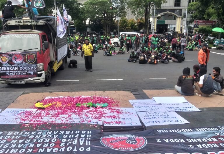 Ratusan Pengemudi Ojek Online, Berharap Hasil Audiensi Bukan Celoteh Belaka