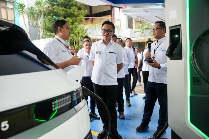 Jelang Idul Adha dan Libur Panjang, Wamen BUMN Tinjau Kesiapan SPKLU dan Keandalan Listrik Jateng DIY