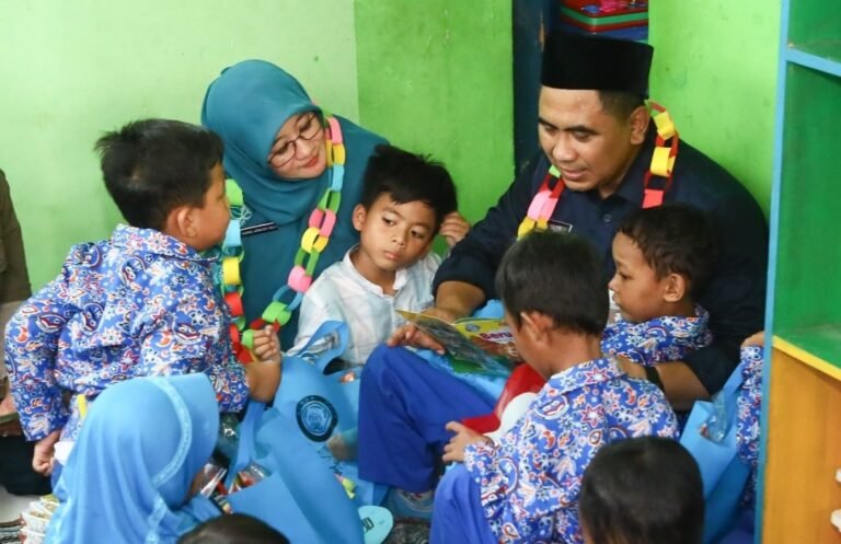 Tawa Anak-anak Pecah Setelah Gus Yasin dan Bunda PAUD Baca Cerita 