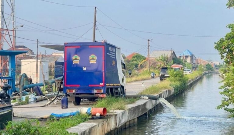 Setelah Dipompa, Sebagian Desa di Sayung Sudah Kering 