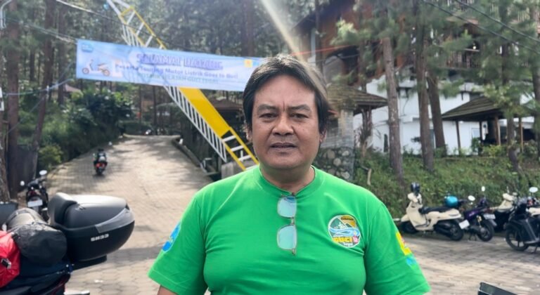 Maman Suparman Jelajahi Separuh Indonesia dengan Motor Listrik