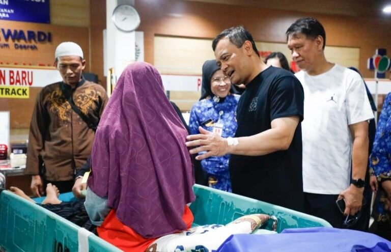 Gubernur Jateng Cek Lansung Layanan Fast Track RSUD Dr Moewardi Khusus Lansia dan Berkebutuhan Khusus