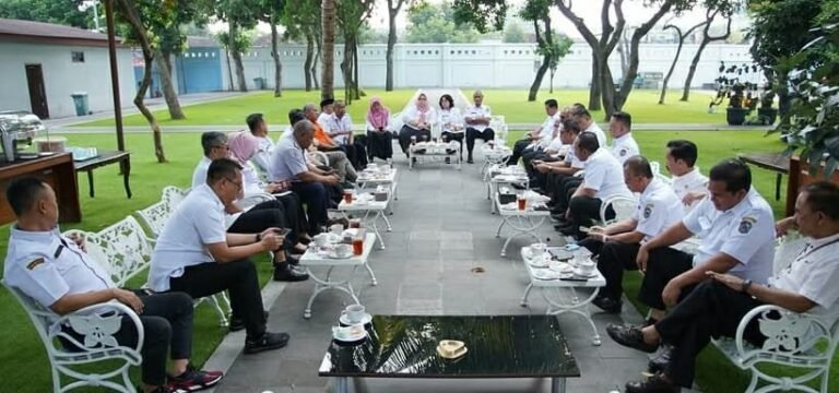 Ngopi Solusi, Cara Bupati Rober Rapatkan Barisan Squad Pemkab Karanganyar